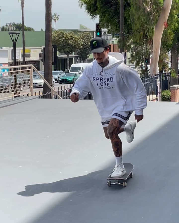 ナイジャ・ヒューストンのインスタグラム：「Fuck your horn😤  RESTOCK OF BOARDS DROPPING TMRW AT NOON!! Only selling a couple hundred more and this is last chance to get this graphic. Got some hats dropping as well @disorder」