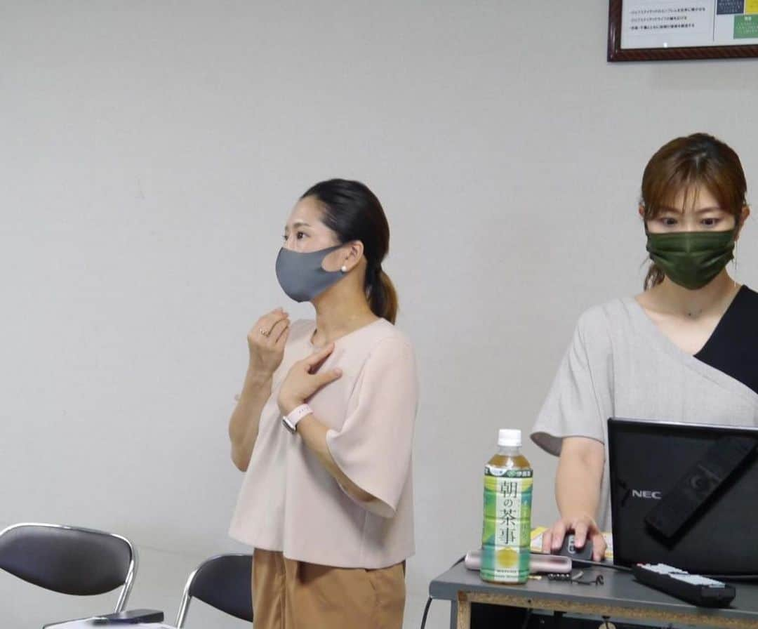 潮田玲子さんのインスタグラム写真 - (潮田玲子Instagram)「おはようございます！ 今朝も大雨ですね☔️ 警報でてる地域もあるようなのでお気をつけください💦💦  昨日はWoman'swaysの活動でジェフ千葉レディースの皆さんと月経×コンディションについて話し、ディスカッションしました☝️ みんな真剣に聞いてくれて積極的に意見も話してくれてとても良い雰囲気の中ディスカッションできました🥰 メンバーの杉山愛さん、中川真依さんの経験談もとても貴重な話で有意義な時間だったと思います🙏 この活動が沢山のアスリートや学生、指導者の方々に届くよう私たちもがんばります🙋‍♀️🙆‍♀️ ジェフ千葉レディースの皆さんありがとうございました🙌☺️  興味のあるスポーツ団体、学校などWoman's waysのアカウント、HPよりお問い合わせください🙋‍♀️  #一般社団法人womansways #jefunited #ジェフ千葉レディース #月経とコンディショニングについて #自分の身体と向き合う時間 #勉強会」7月2日 9時36分 - reikoshiota_official