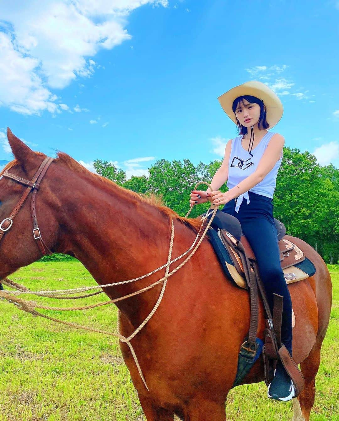 みもれもんさんのインスタグラム写真 - (みもれもんInstagram)「I rode a horse for the first time!  The footsteps of the horse were characteristic and very cute 🐴💓 ・ ・ パカラッ🐴パカパカ🐴 パカラッ？！パカパカ？パカラッパッパー パカッパカパカ…！！ヒヒーーン🐴🐴✨ ・ ・  #mimoremon #camera #Japan #fashion #japanese #2021 #みもれもん #インスタグラビア #ショートヘア #ボブ #黒髪 #カメラ #日本女孩 #大人女子 #一个人生活 #日本女孩 #乗馬 #乗馬女子 #北海道 #hokkaido」7月2日 9時32分 - mimore_mon0929