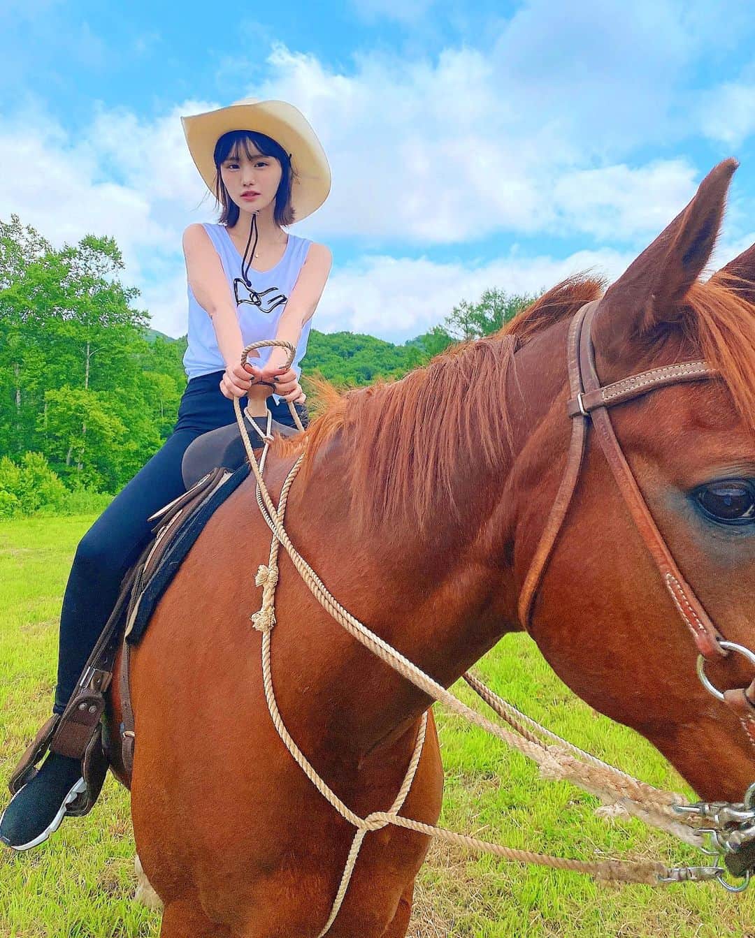 みもれもんさんのインスタグラム写真 - (みもれもんInstagram)「I rode a horse for the first time!  The footsteps of the horse were characteristic and very cute 🐴💓 ・ ・ パカラッ🐴パカパカ🐴 パカラッ？！パカパカ？パカラッパッパー パカッパカパカ…！！ヒヒーーン🐴🐴✨ ・ ・  #mimoremon #camera #Japan #fashion #japanese #2021 #みもれもん #インスタグラビア #ショートヘア #ボブ #黒髪 #カメラ #日本女孩 #大人女子 #一个人生活 #日本女孩 #乗馬 #乗馬女子 #北海道 #hokkaido」7月2日 9時32分 - mimore_mon0929