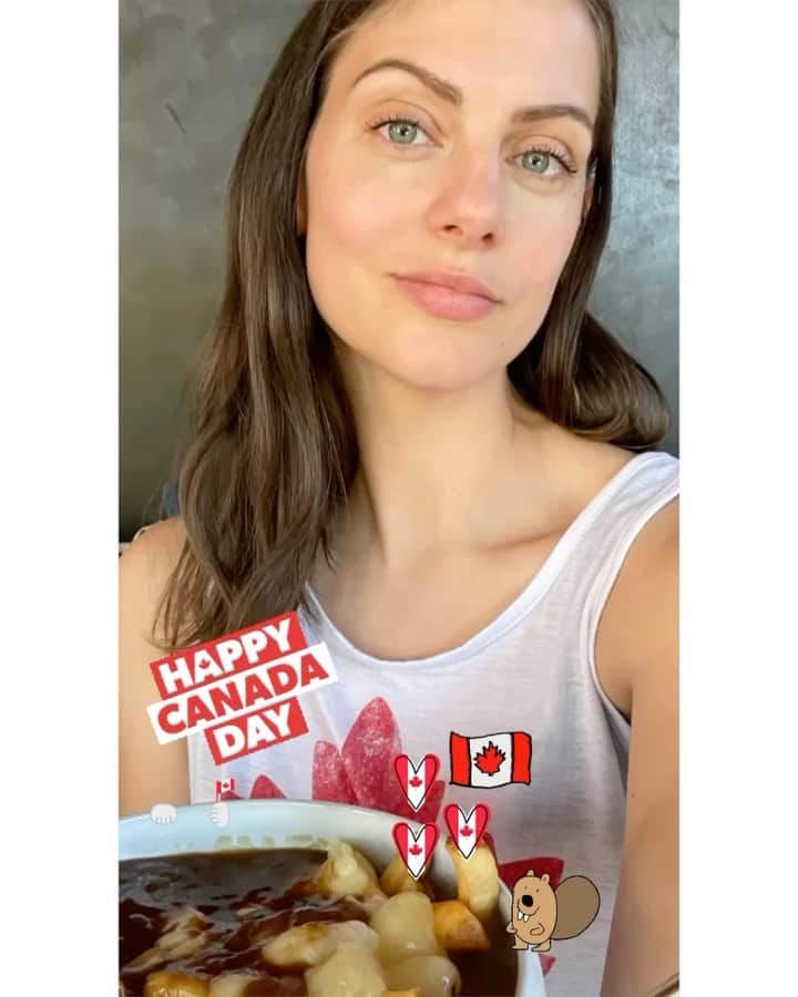 ジュリア・ボスのインスタグラム：「Ok, so there are a lot of Canadians living in LA and you would think finding good poutine could be fairly easy, it is not. There was an incredible place in Redondo Beach (not LA I know but I will brave 405 traffic for my fix) it was owned by Canadians who imported their beer selection, had Canadian TV and I totally would watch @packagedeal_tv there, it closed. One place which I won’t mention put parmesan 😱 on theirs and called it poutine, umm ya no. However, fear not because @onthethirty delivers. They use real cheese curds and they smuggle (cute) their gravy in from Canada. #notanad just a super happy Canadian girl with a belly full of #poutine on #Canadaday. #happycanadaday #ohforsureeh #poutineparty #poutineinfluenceur 😂」