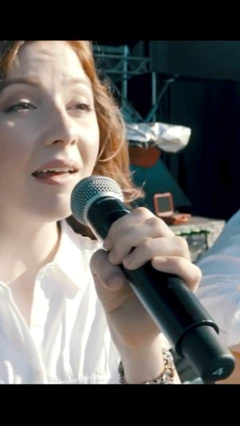 レクシー・ウォーカーのインスタグラム：「Heading into this 4th of July, I’m not just reminded but grateful for the freedoms I enjoy because of the sacrifices of so many. Have a safe 4th everyone! 💥 🇺🇸 ❤️  . Singing the anthem back in 2019 with Mark Tonelli on guitar.」