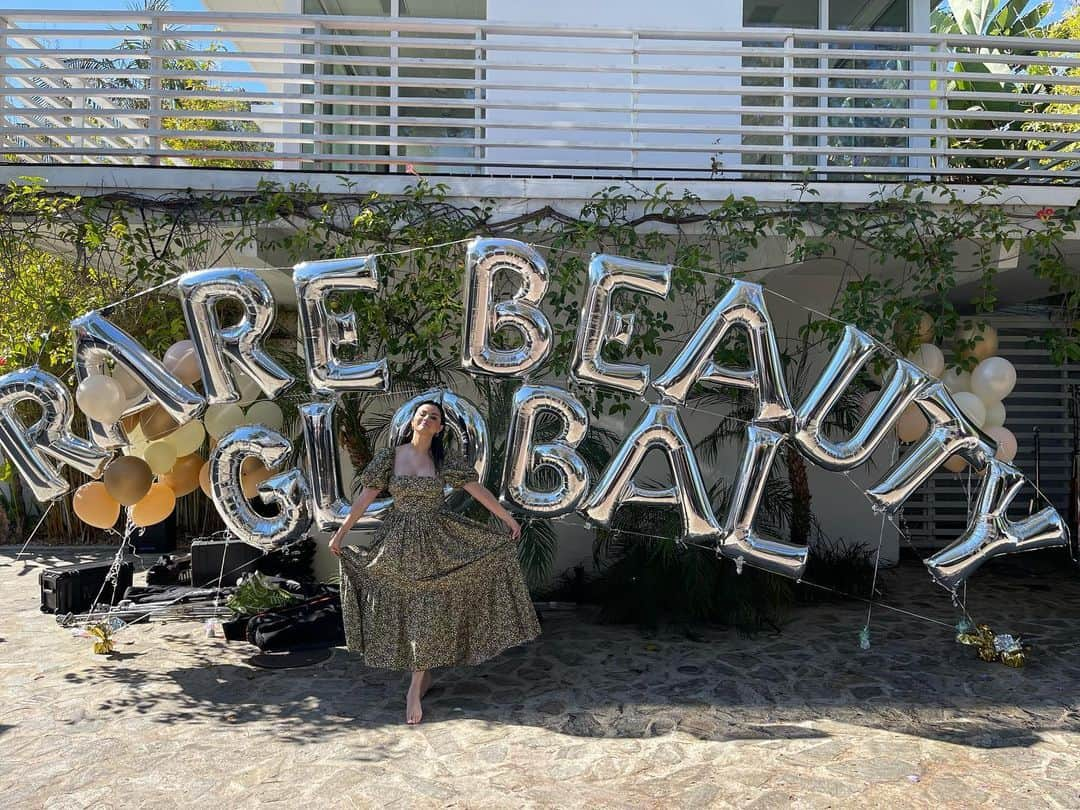 セレーナ・ゴメスさんのインスタグラム写真 - (セレーナ・ゴメスInstagram)「So excited that @rarebeauty is now global! I’ve put my heart and soul into my brand and couldn’t be more grateful I get to share it all over the world. Was on set today shooting our next campaign -so sad I couldn’t be in each country to celebrate. Can’t wait to visit and see y’all soon! ♥️💋💄」7月2日 10時35分 - selenagomez