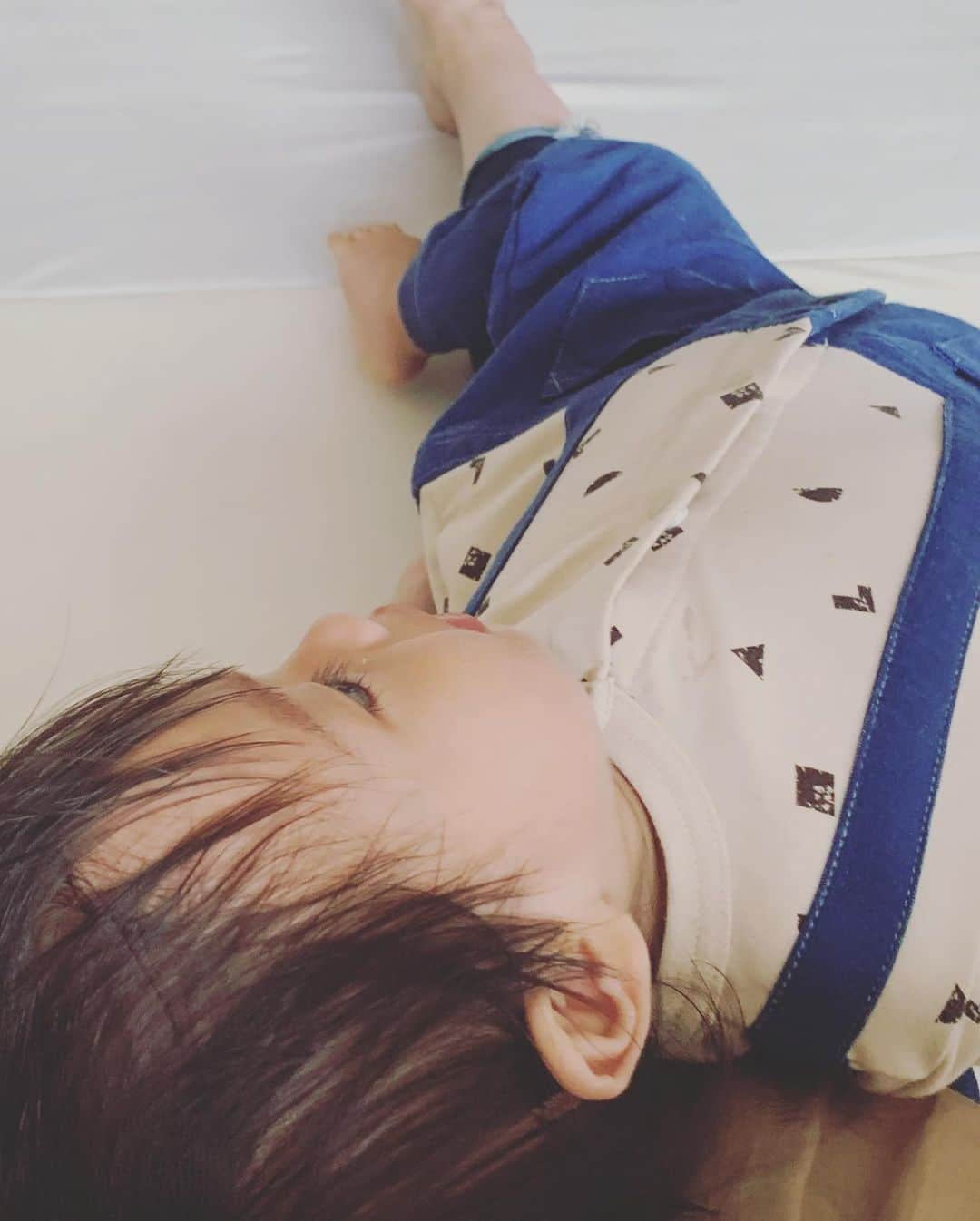 安田美沙子さんのインスタグラム写真 - (安田美沙子Instagram)「1歳4ヶ月。 なんとなく、ママ、わんわん、アンパンマン、あーあを言うように✨ お兄ちゃんは、最初の言葉は 「はんな」だったなぁ🐶  しかしほんとに泣く。昨夜は抱っこ紐して泣いて、降ろして泣いて、結局暴れていた。 兄は9時前には寝たのに、この人11時くらいまで粘り強く起きていて、完全にこちらは白目でした。  YouTube、大好きな朝マック食べてます❤️うちの1番好きなやつ！プロフィールから飛べます✨ あーもう食べたい！ みんなは何が朝マックで好き？  #boy #16months」7月2日 10時40分 - yasuda_misako