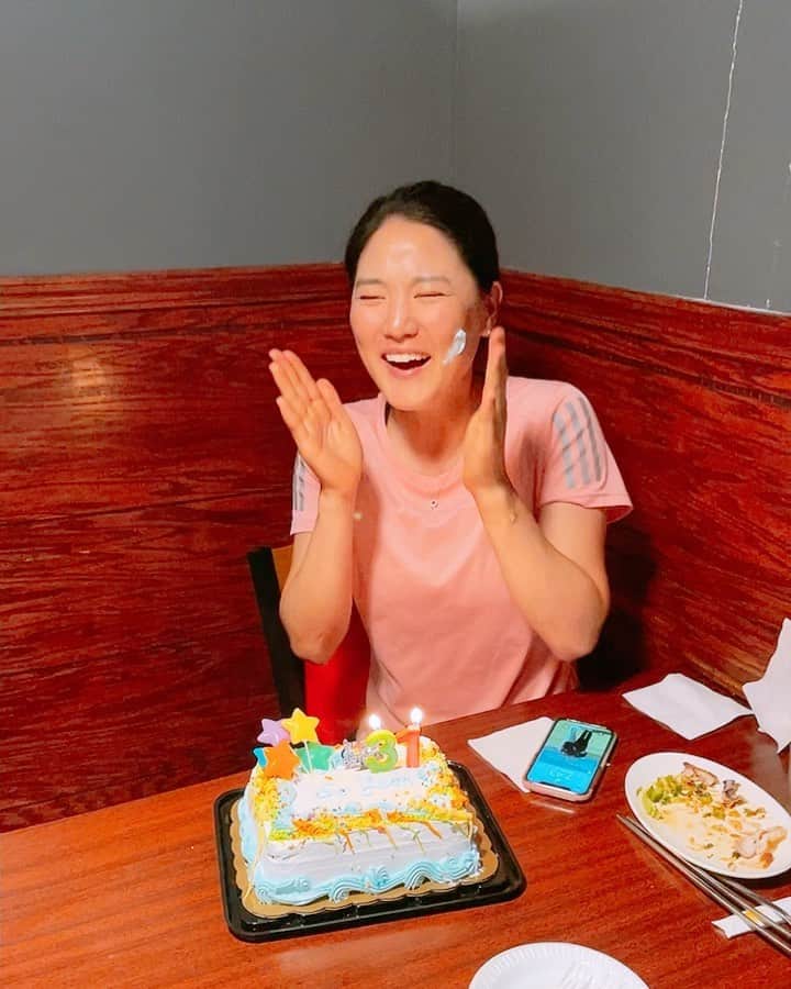 チェ・ナヨンのインスタグラム：「소연이 생일이라 즐거운 저녁 식사를 이번주에 두번이나 했네🥳🥳🥳 V157 막내 생일 축하하고!!🎂🎂🎂 여기까지 밥 먹으러 와줘서 고맙구!! 나 머리띠 3개나 사줘서 앞으로 10년은 끄떡 없겠당😍  #유티쳐땡큐 🙏🏻  #지혜언니지켜주지못해서미안해요 #지못미🙃 #8일만에미국음식처음먹은울선생님 #그래서신나심 #엄청신나심🙌🏻 #키가더커진정돌이 Happy birthday So Yeon!!!!🎂🎁🎂🎁🎂🎁」