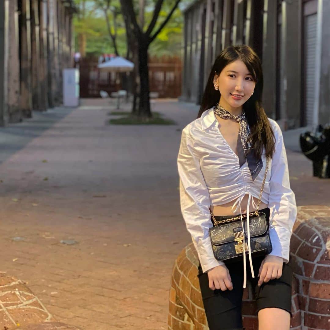 のインスタグラム：「🖤 #outfit skirf. bag @dior  shirts. @zara  pants. @lit_dept   高雄での写真。 台湾に戻ったらしばらく遠方にお出かけは難しいかもなので、 色々と行っておいて良かったなぁと思います🦋 今はなかなか日本も旅行とか行きづらいとは思うけど、 そうじゃなくても肌見せするからお肌のケアは大切だよね✨ 脱毛ならキレイモは清潔感あって、スタッフさんが丁寧です。 今、tiktokでいいねの数だけ割引になる#キレイモいいね割チャレンジ 2021もしてるみたいだよ👼  #ootd #coordinate  #alisa_in_taiwan #台湾 #台灣 #taiwan  #taipei #台湾生活 #台湾留学 #台湾旅行  #KIREIMO #キレイモ #脱毛 #美容 #脱毛って人生変わるかも  #あの子もそうかもキレイモ #キレイモいいね割チャレンジ 2021」