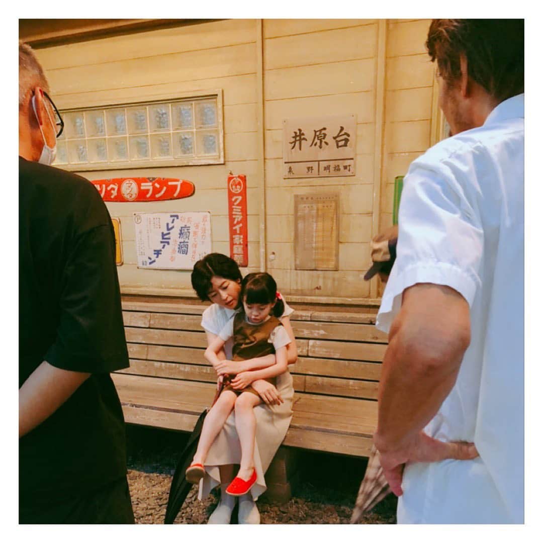 中山忍さんのインスタグラム写真 - (中山忍Instagram)「成島出監督と✨  映画「いのちの停車場」 昨年、まだ暑い時期の撮影でした  吉永小百合さん演ずる 主人公咲和子の幼少期、 記憶の中のお母さん役でした  成島組初参加だった私 緊張していました そして、 張り切っていました  雨の中、停車場で幼い咲和子と 田中泯さん演ずるお父さんを待つ 親子三人のしあわせなシーン  最初のテストで成島監督から 「お芝居しようとしないでください」と 穏やかな口調で、でもハッキリと 伝えられたときの衝撃が忘れられません  今から思えば、それは 「雷に打たれたような感覚」でした  どうしよう どうしたらいいかわからない そんな気持ちでした  目の前には愛おしい娘の咲和子と 笑顔のお父さんがいる もうこのままでいよう お母さんとしてただここにいよう そう思いました  成島監督にはとても大事なことを教えて頂きました  まだまだ絶賛公開中！ 私の出演はワンシーンのみですが 心を込めて演じました どうか多くの方々に観て頂けますように  #いのちの停車場  @inochi_teishaba_movie  #成島出監督 2枚目は元気いっぱい天真爛漫な #鈴木咲 ちゃんと密談中😋 見守ってくれている成島監督！」7月2日 11時51分 - _shinobu_nakayama_