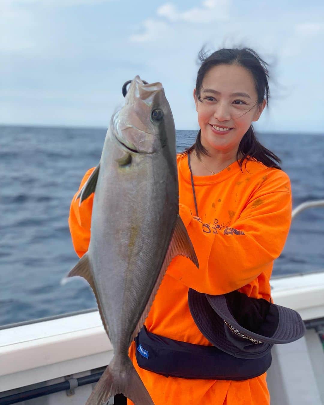 矢野由希子のインスタグラム：「ジグでネリゴという魚が釣れたよ🥲喜び カンパチの途中の魚だそうで。 ありがとうネリゴ、美味しくいただくね🤤  #ネリゴ #カンパチ #ジギング #釣り #釣りるれろ #🎣」