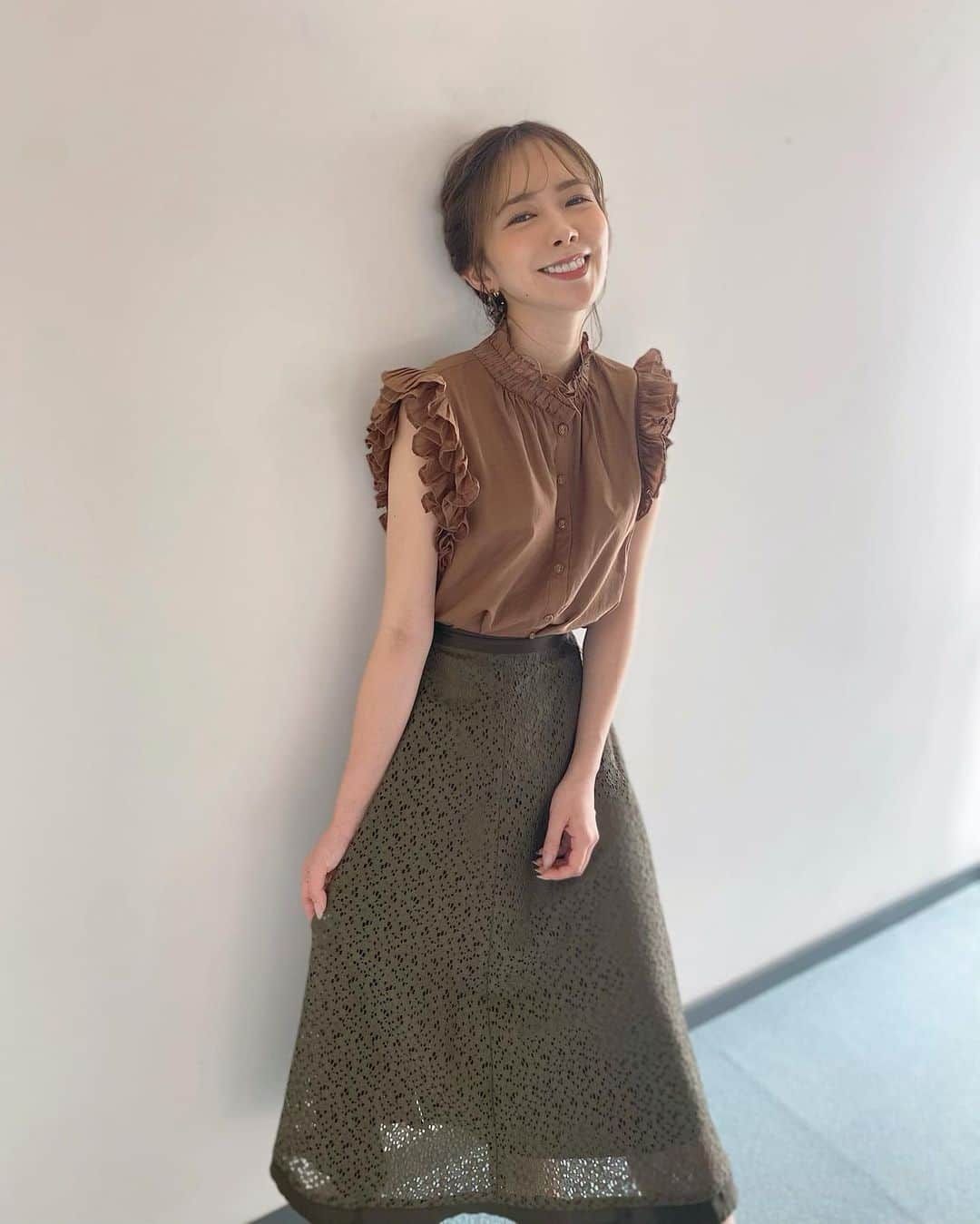 黒澤詩音のインスタグラム：「* #グリーンチャンネル  中央競馬中継ありがとうございました🐴  今週からクロストークデビュー しました✨ まだまだ未熟ではありますが、あたたかく見守っていただけたら幸いです。  #衣装 👗 @_estella.k_  #イヤリング👂 @roomx601   ヘアメイクはいつもおまかせです❣️ 編み込みヘア♪  #アナウンサー #キャスター #スポーツキャスター #競馬 #馬券 #umajo」