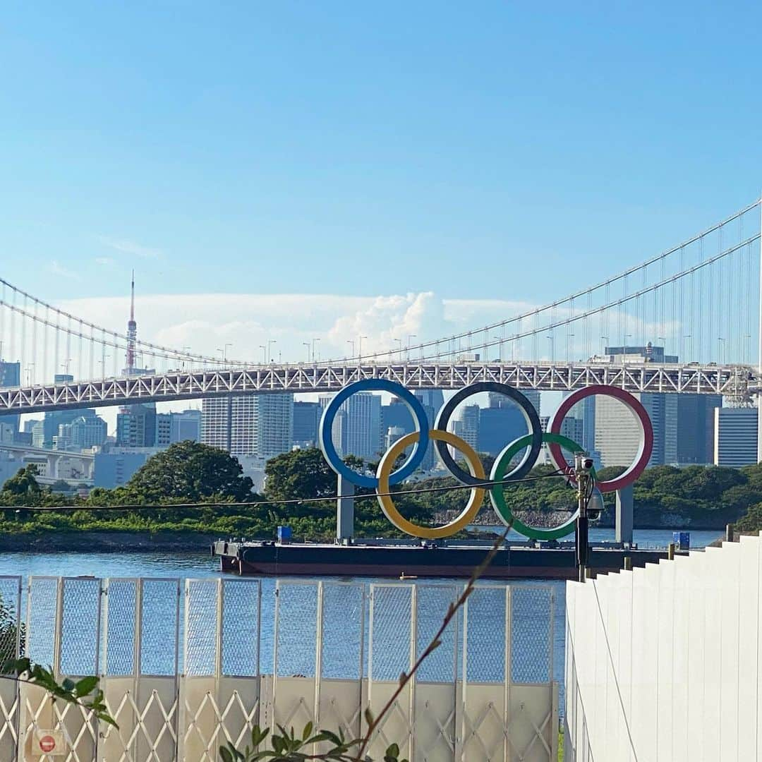 マキ・コニクソンさんのインスタグラム写真 - (マキ・コニクソンInstagram)「空港に行く途中に念願の五輪モニュメントの写真が撮れました！📸 やったぁ！🙌🏼  レインボーブリッジちゃまも東京タワー様🗼も後ろにいらっしゃいました！  これで心おきなくハワイに帰れます！ 🇯🇵→✈️→🌺  #五輪モニュメント #tokyo2020  #頑張れ日本🇯🇵」7月31日 16時47分 - makikonikson