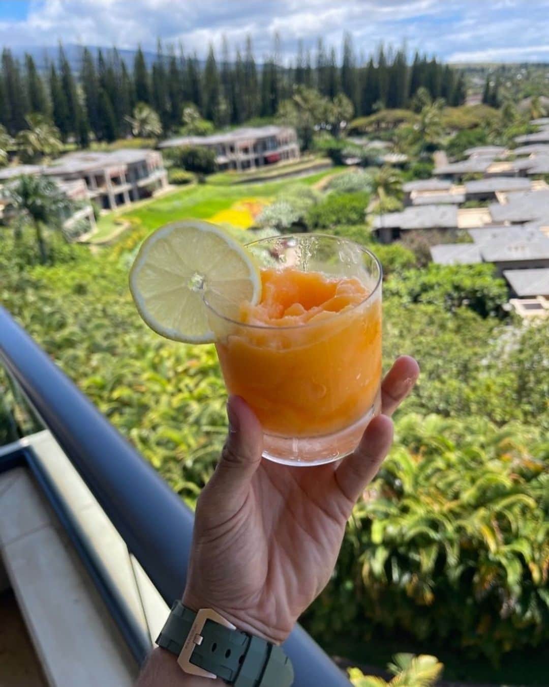 ブリトニー・スピアーズのインスタグラム：「It’s the little things you know … my favorite drink 🍹 and the beach 🏖 in Maui … GOD I LOVE YOU ALL ….. have a brilliant day my friends ☀️☀️☀️ !!!!! Pssss check out the statue of the rare white owl 🦉… I saw it this morning !!!! Before I saw it, a beautiful little boy with white blond hair who was two years old screamed at his mamma because he wanted his drink with a straw … it was the most adorable thing ever cause he reminded me of my boys when they were younger 👩‍👦‍👦 !!!!」