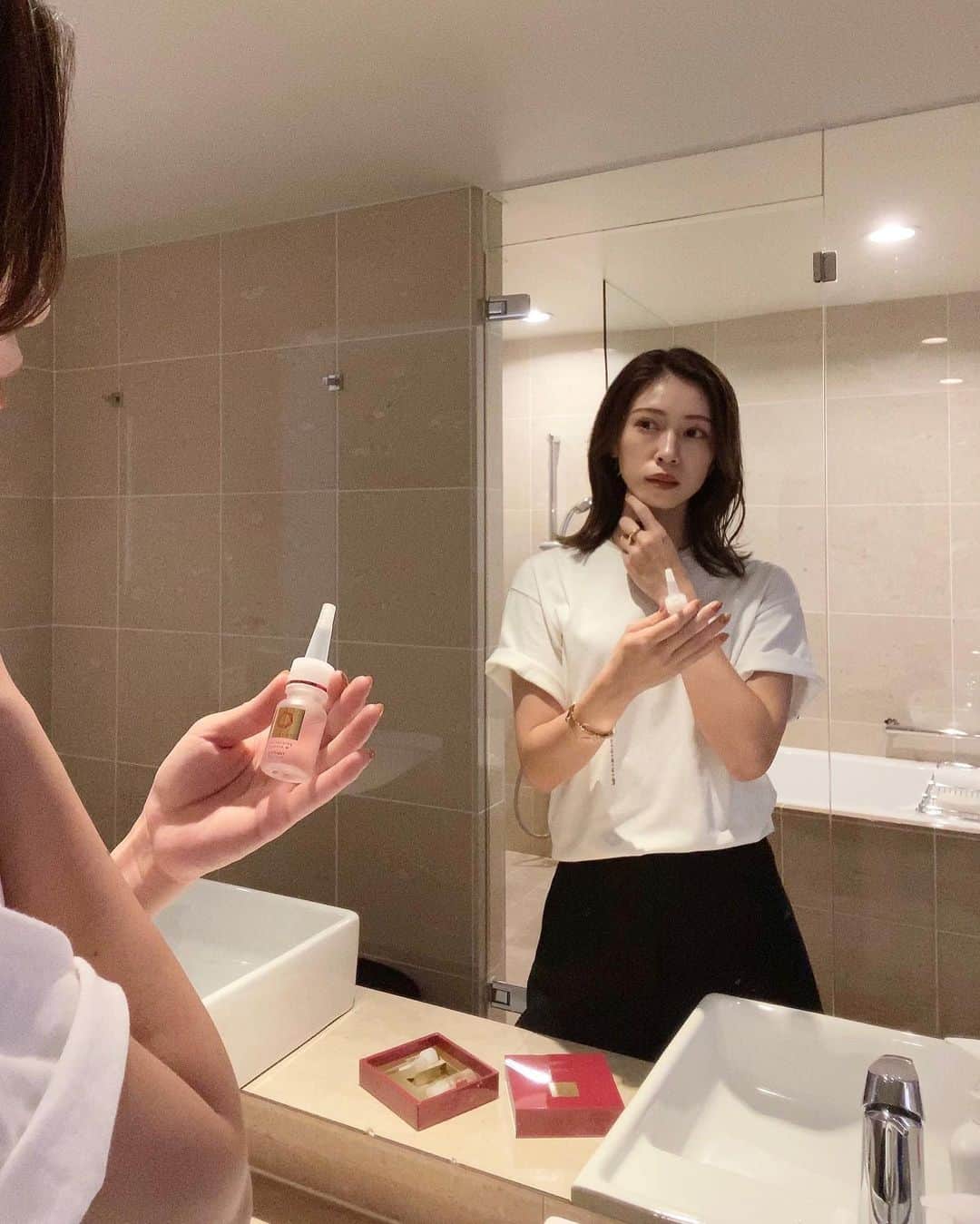 石黒美帆のインスタグラム：「* 水も加わっていない ピュアなプラセンタ100%原液✨ プラセンタにこだわり続ける @ginzastefany のもの。 ⁡ 水のようにサラサラなんですが、浸透した後は内側からしっかりハリ感が出て来て、効果を実感出来ます☺️ ⁡ しかもプラセンタ特有の香りも無くてとっても使いやすい！新鮮なまま使いきれるサイズなのも嬉しいです👏🏻🧡 化粧水後に使用して冷蔵庫保存すると、お肌もキュッと引き締まって良い感じです𓍱 ⁡ ⁡ #ginzastefany#PLACENTIST#プラセンタ#プラセンタ原液#リバイタライジングエッセンス#PR#銀座ステファニー#美肌#美容#ツヤ肌#アンチエイジング」