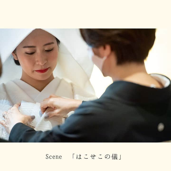 The KAMAKURA WEDDINGのインスタグラム：「Scene　「はこせこの儀」  挙式に向かう花嫁への最後の支度、はこせこの儀。 かんざしや鏡といった大人の女性だけが持てる品が入っており そこには母の愛が込められている ・ ここで交わす会話は母と娘 ふたりにしか聞こえない。 ・ 小さい頃体が弱く、心配かけてきた母に対して 結婚式の今日は一番きれいな姿を見せてあげたい ・ そんな娘の想いをお見通しのお母様 涙を浮かべて伝えてくれた言葉は、 「世界でいちばん綺麗よ　幸せになりなさい」  ----- kimono：@authentique_kimono　＠authentique_weddingdress make：@makemariee flower：@hanahirowedding photo：@yokohama_laviephotography ----- 結婚式実例はHPから  https://kamakura-wedding.jp/report/ ----- #thekamakurawedding #テーマウェディング #ウェディングプロデュース」