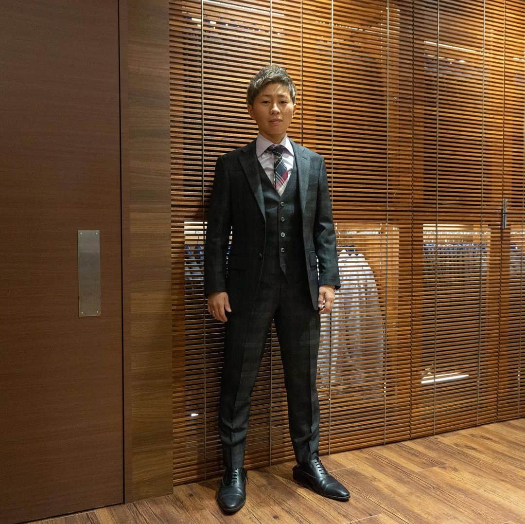 横山久美のインスタグラム：「Is the suit I'm wearing cool? I’m so happy 😁  #defference   You are looking shop👋🏽  https://difference.tokyo/topics/user_interview/detail_271.html」