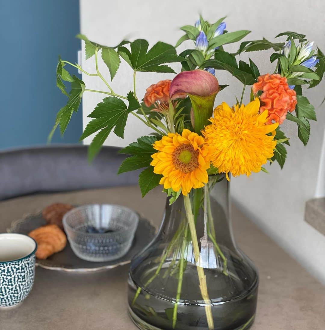 阿部優貴子のインスタグラム：「新しい花瓶🌻 グレーのガラス花器は合わせやすい！💙💚💛 子育てしてると毎日があっという間。 もうすぐ７月もおわりらしい👶  #あべゆきflowers #花のある暮らし」