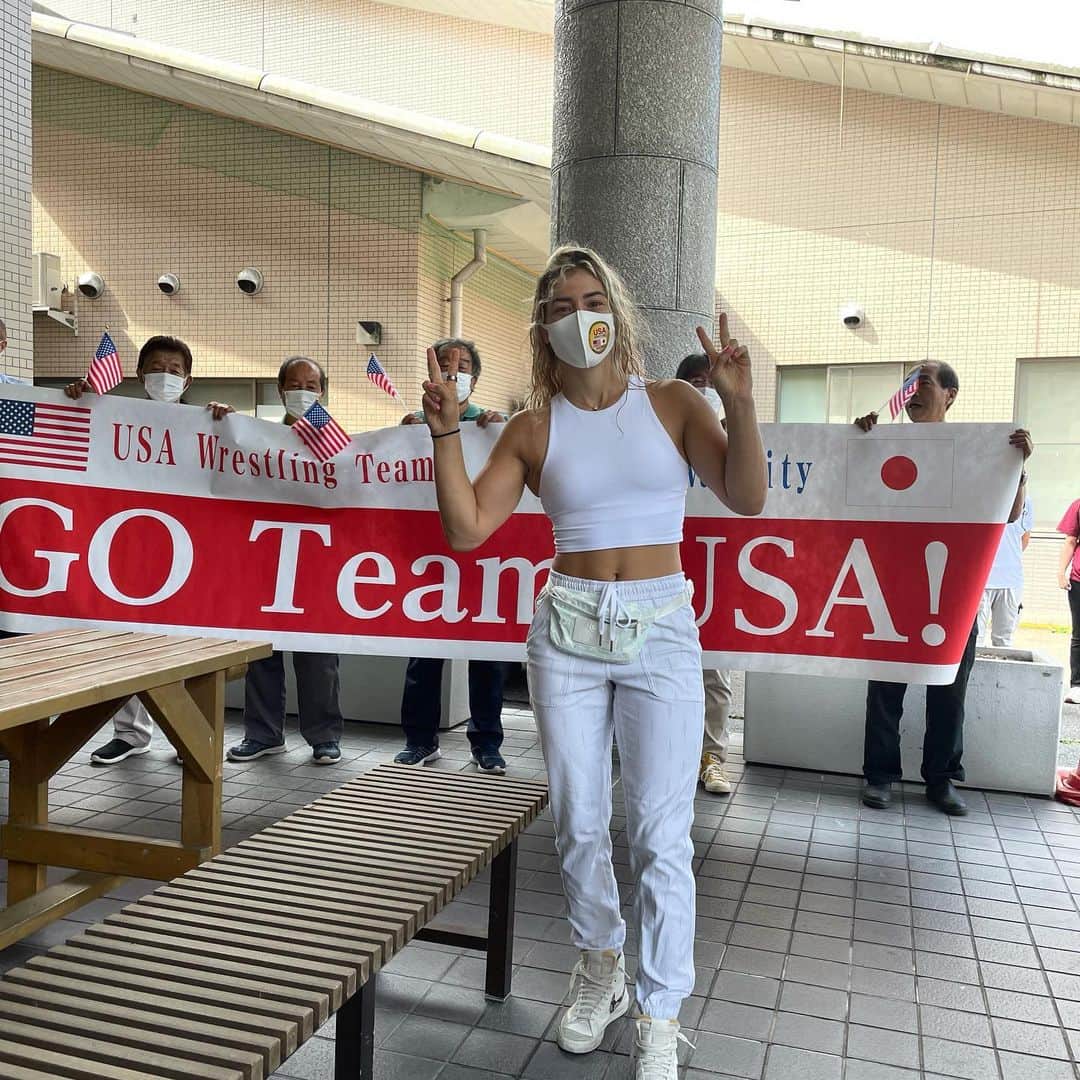 ヘレン・マロウリスのインスタグラム：「A big thank you and farewell to the nicest hosts ever 🤗🤗 thank you for making our training preparations, accommodations, and stay so lovely in Nakatsugawa these last few weeks❤️ acclimation camp done, now headed back into Tokyo!!! #olympics #tokyo2020 #nakatsugawa #japan #teamusa #wrestling #trainingcamp #final preparations」