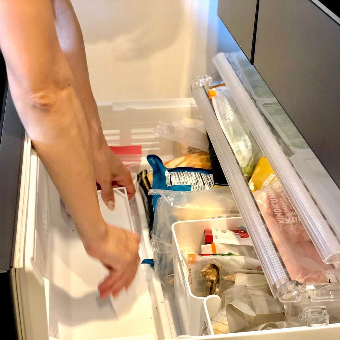 宮崎瑠依さんのインスタグラム写真 - (宮崎瑠依Instagram)「冷凍庫の大掃除っ！  食材を全部取り出して、奥の方に眠っていた古い食材を片付け、、、庫内をキレイに掃除。引き出しは取り出して丸洗い！ちょースッキリ〜  そして、意外と底に食材の屑が落ちてるから、#seria の #ミニほうきちりとりセット でササっと集めてポイっ！(写真1&2) これ狭いスペースでも掃除できて便利ですよっ😊  そして！ 食材を無駄にしたくないから改めて"立てる収納"を意識してみました。(写真3) 重ねないから、奥のものまで見えて良い感じ😉  あと、自分で冷凍したものは、出来るだけ冷凍庫に入れた日にちを書くようにしています。(写真4) ドタバタしてると忘れちゃうんだけど…💦やっぱり大事だよねっ。こうすると日にちが古いものから使えて、食品を無駄にしない。  冷凍庫は、すき間なくぎっちりと食品を詰めた方が冷却効率がUPするので、うちは常にフル収納ですっ😎  #冷凍庫収納 #冷凍庫掃除 #seria購入品 #立てる収納 #冷凍庫はあえて満杯 #おうち時間 #ステイホームでお片付け」7月31日 10時10分 - ruimiyazaki