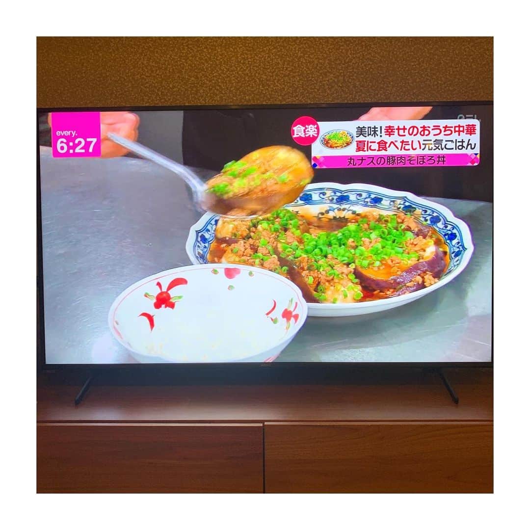 坂田陽子さんのインスタグラム写真 - (坂田陽子Instagram)「昨日newseveryで放送された @xiaowei1970 先生の #幸せの中華料理　では タレントでevery中継レポーターとしてもお馴染みの 渡辺裕太君が夏バテ防止メニューを作ってくれました。 ・ シャウウェイ先生と私に挟まれて料理の腕前を披露してくれた裕太君。やりにくかっただろうなぁ🤣🤣 ・ 丸茄子にひき肉を挟んだとろとろの蒸し物や パパイヤを使い時短で柔らかゴーヤ入りスペアリブ、 あさりと冬瓜に桜エビを加えたさっぱりあんかけ焼きそばなど、 今回も直ぐ作りたくなるような眼から鱗なテクニックばかり😆❤️ 私も、見事な笑？焼きそば麺の片面焼きを披露（→9枚目）しています笑笑（両面焼いてね🤣） ・ 詳しい作り方はこちらから ↓ https://www.news24.jp/sp/articles/2021/07/30/23915063.html」7月31日 10時13分 - yokosakata