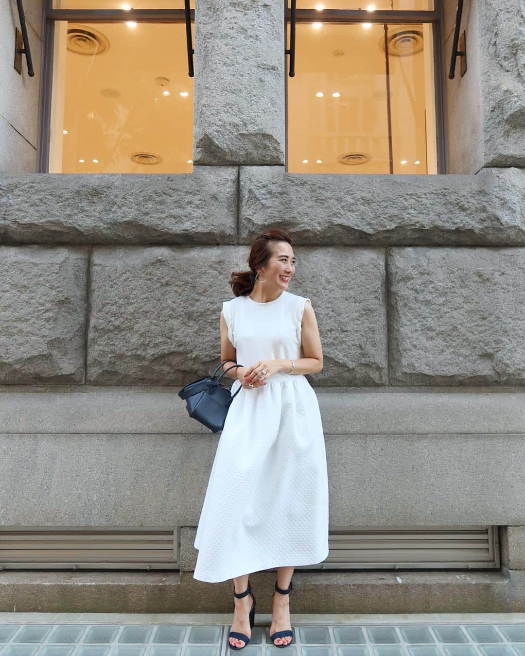 Mai Wakimizuのインスタグラム：「去年一瞬で完売したキルトステッチワンピ、覚えて下さってる方居るかな。whiteとblackの2色でリバイバルします＼(^o^)／カットソー×キルトで夏から秋にかけてのタイミングに持ってこいの1枚。(スカートのキルト部分は4.5枚目が分かりやすい♡)涼しくなれば上からニット被ったりカーディガン合わせて足元ブーツ。これから長く着れるワンピースです♡ #wakkinstyle#ootd#coordinate dress:#linkable @linkable_official(8月5日発売予定) bag:#hermes shoes:#gianvittorossi」