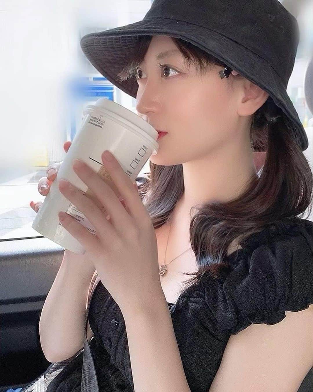 上西恵さんのインスタグラム写真 - (上西恵Instagram)「おはにょろです🐛 ⠀ 本日は川上西イベントよろしくお願いします。 ⠀ ホワイトモカ頼んでお店出る時に 大阪限定のめっちゃくだもんクリームフラペチーノの看板に気付きました！ 帰り飲もかな😗」7月31日 10時34分 - jonishi_kei