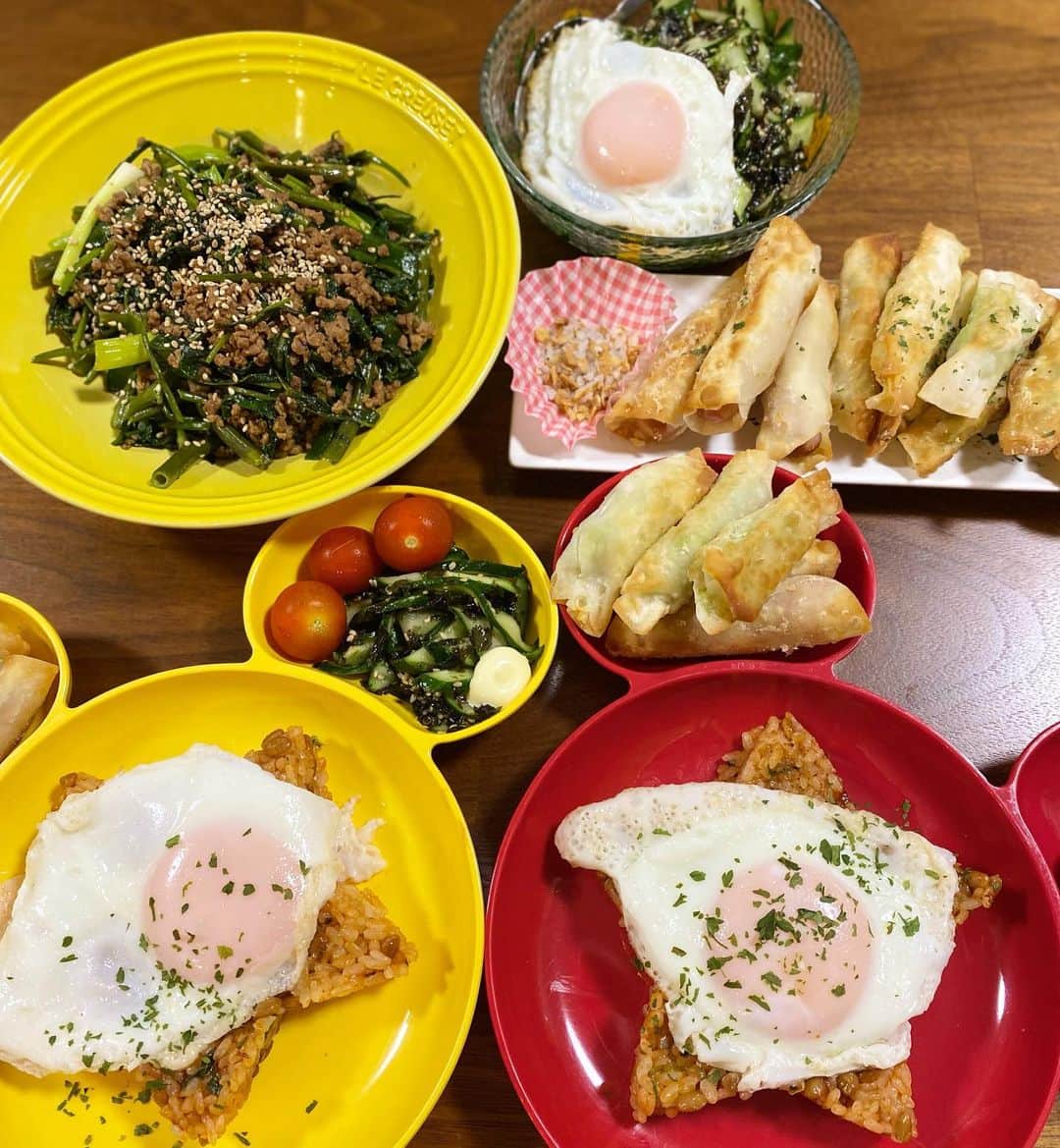 西山茉希さんのインスタグラム写真 - (西山茉希Instagram)「#西山食堂 #華金より星金  ちびちびさんは卵ご飯が好きです。 ちびパンさんは茶碗蒸しが好きです。 オムライスは、、、 こうした方が喜びます。  #胃の中deオムライス #半熟目玉焼きオンザライス #ネギと空芯菜の大豆ミート炒め @noriaki0302  #ウインナー揚げ #枝豆チーズ揚げ #やみつききゅうり   納豆好きーズはチキンライスより納豆ライス。 半熟目玉焼きって一生美味しい。 😝🤫😝  スクショ届けてくれた皆さん、 ありがとうございました🌈🙏🌈」7月31日 11時02分 - maki.nshiyama50