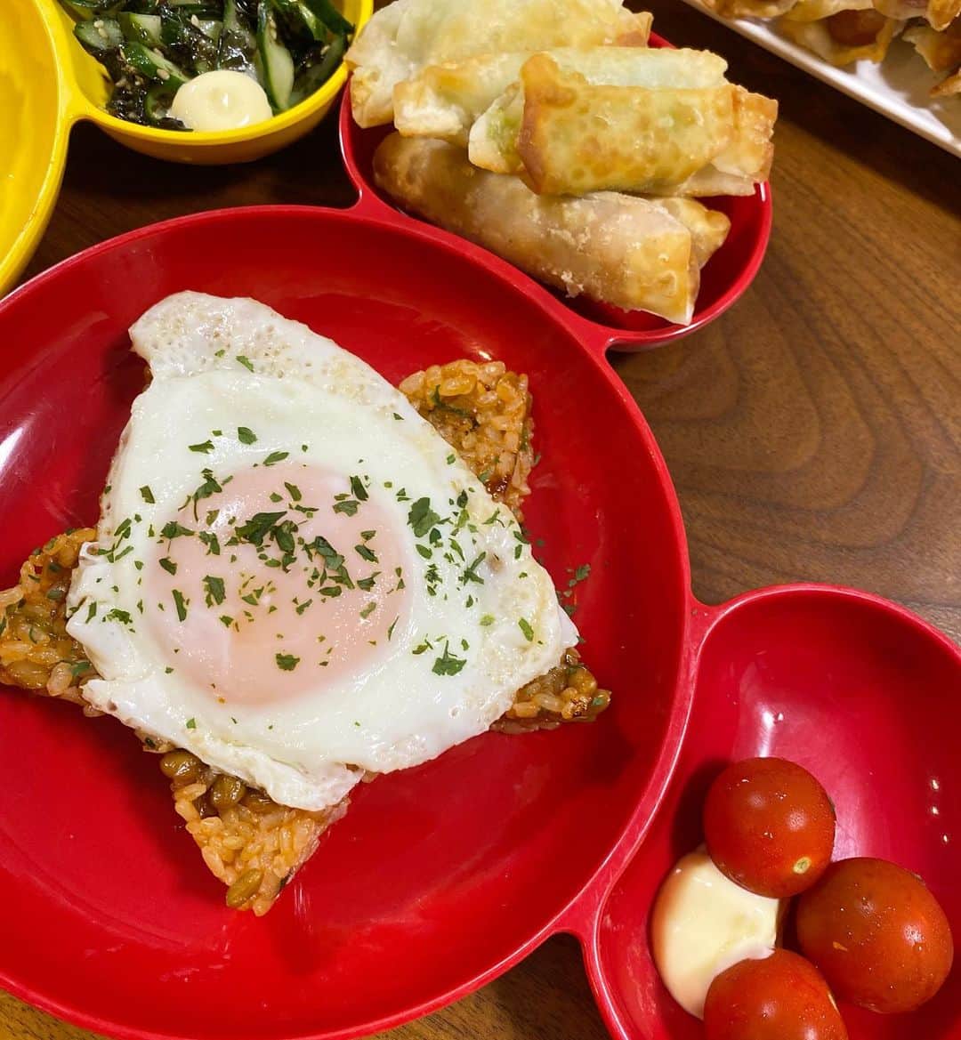 西山茉希さんのインスタグラム写真 - (西山茉希Instagram)「#西山食堂 #華金より星金  ちびちびさんは卵ご飯が好きです。 ちびパンさんは茶碗蒸しが好きです。 オムライスは、、、 こうした方が喜びます。  #胃の中deオムライス #半熟目玉焼きオンザライス #ネギと空芯菜の大豆ミート炒め @noriaki0302  #ウインナー揚げ #枝豆チーズ揚げ #やみつききゅうり   納豆好きーズはチキンライスより納豆ライス。 半熟目玉焼きって一生美味しい。 😝🤫😝  スクショ届けてくれた皆さん、 ありがとうございました🌈🙏🌈」7月31日 11時02分 - maki.nshiyama50