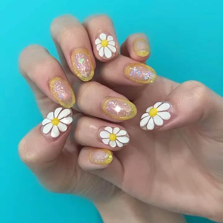 二宮璃子のインスタグラム：「フラワーネイル💅💅 ラッキーカラーのイエローにした🌼 お花の部分がぷくっとしてて可愛い❤︎ ． ． 占い行きたい🔮 占ってもらうの大好きだから近々行こうかな❤︎ #フラワーネイル #ネイル #ネイルデザイン #シェルネイル #イエローネイル #イエローネイルシリーズ #フラワージェルネイル」