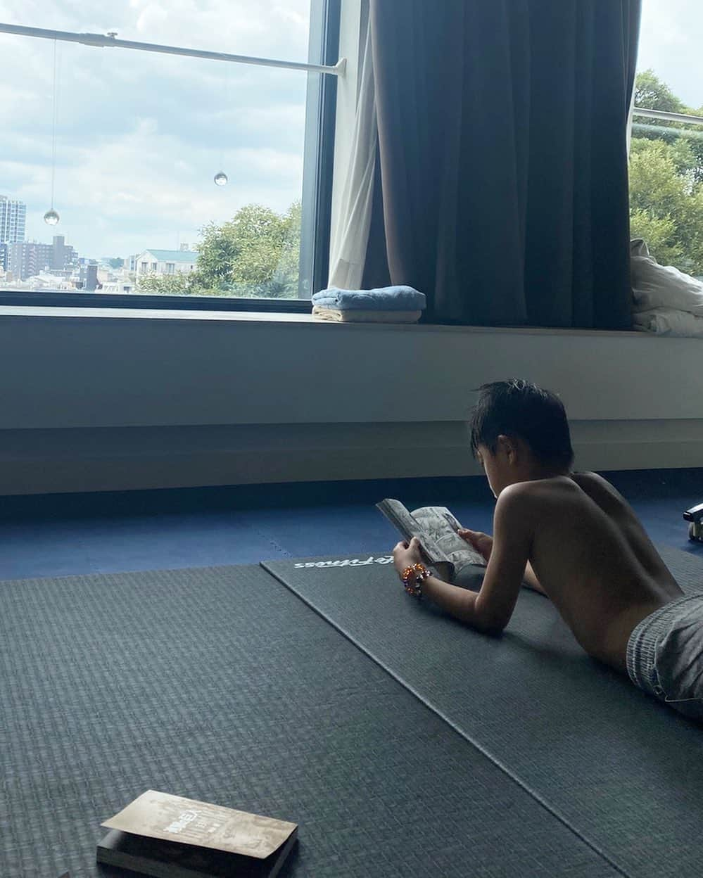 市川海老蔵 （11代目）さんのインスタグラム写真 - (市川海老蔵 （11代目）Instagram)「Played around a lot from morning and a break now😊❤️  Reading “Attack on Titan”✨ * 朝から思いっきり 遊んで一休み😊❤️  進撃の巨人✨  #市川海老蔵 #海老蔵 #成田屋 #歌舞伎　 #成長記録 #子育てぐらむ #子供のいる暮らし #子どものいる暮らし #子育て日記 #children #childphotography #daughter #son #ABKAI #ABMORI #ebizoichikawa #ebizo #kabuki #thunderparty #ebizotv #theater #theaterarts #actor #japan #classic」7月31日 11時21分 - ebizoichikawa.ebizoichikawa