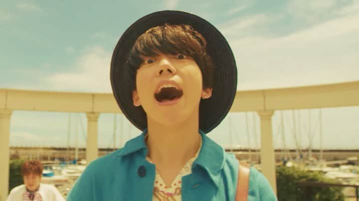のインスタグラム：「sumika / Jasmine  Music Videoが公開されました。  この日は夜中の2時半に集合して撮影場所に向かい、意気揚々と早朝からスタンバイしていたのですが8時過ぎまでずっと雨。  撮影したいカット数も多く時間が必要だったので、これは撮影キャンセルしてまた別日では… という空気感が現場に漂っていたのですが、太陽の方角に向かって晴れ乞い踊りを始めたら突然晴れました。うってかわって極晴れ。  何気なくつけたラジオからは 「本日付けて梅雨明けを宣言します」というニュース。  梅雨と夏の間で生まれた、映画のようなMVです。  朝の圧倒的劣勢から全員ホームラン狙いで撮影に臨んでくれたキャストの皆さん、スタッフチームの皆さんに改めて感謝。 （晴れ神様も滑り込みで優しくしてくれてありがとう☺︎）  大好きな作品が増えました。 夏の音楽仲間に加えて頂けたら嬉しいです。  https://youtu.be/-Azf1X9e7VU  #sumika #Jasmine #バイキングMORE」