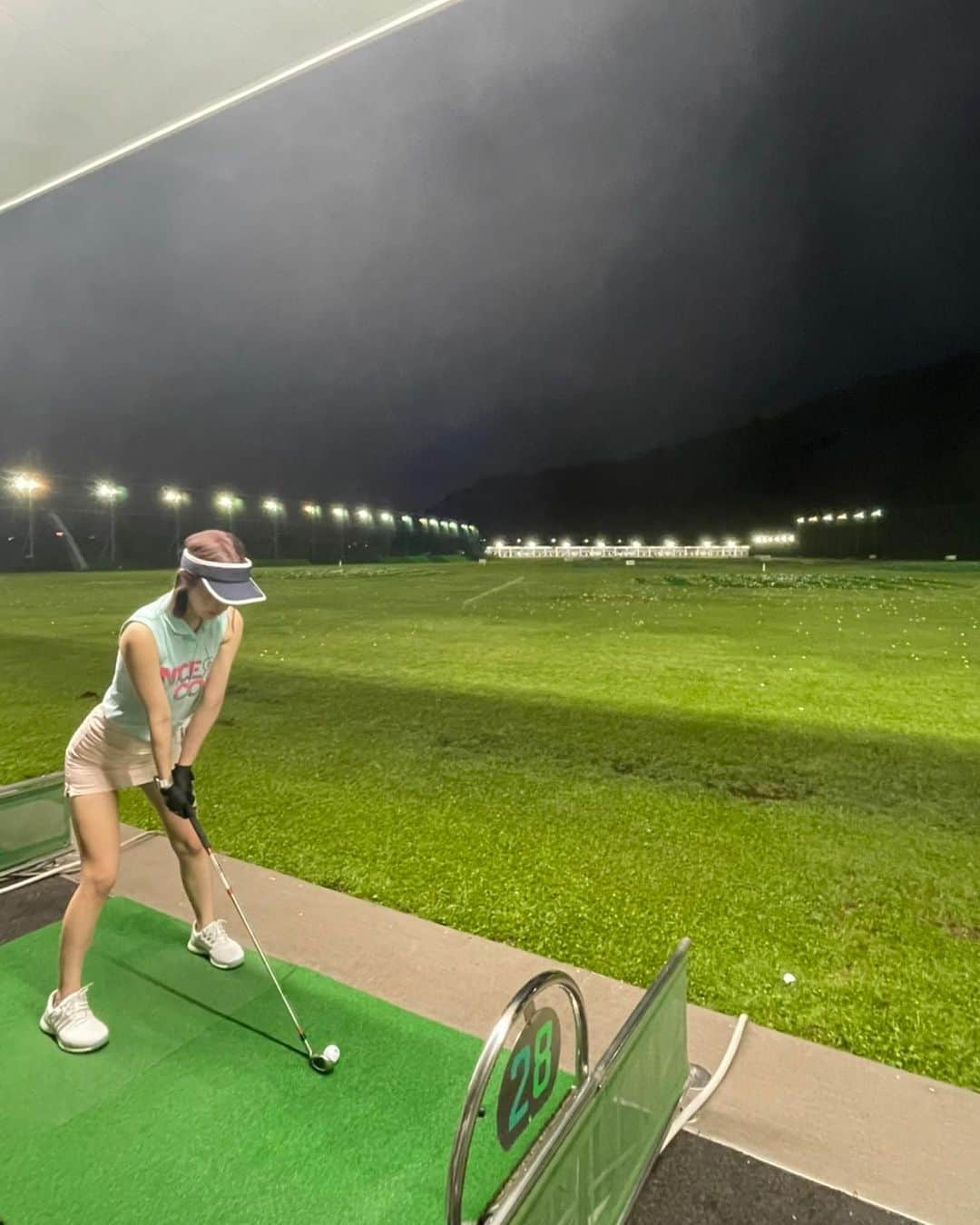 黒川さりなのインスタグラム：「. 青梅リバーサイドパーク⛳️ 初のナイターゴルフ！ 施設綺麗だし、ショートコース めちゃくちゃやりやすくて また行きたくなってきた🦥💜 . #ゴルフ女子 #ゴルフ #初の #ナイターゴルフ #涼しくて最高 #夏」