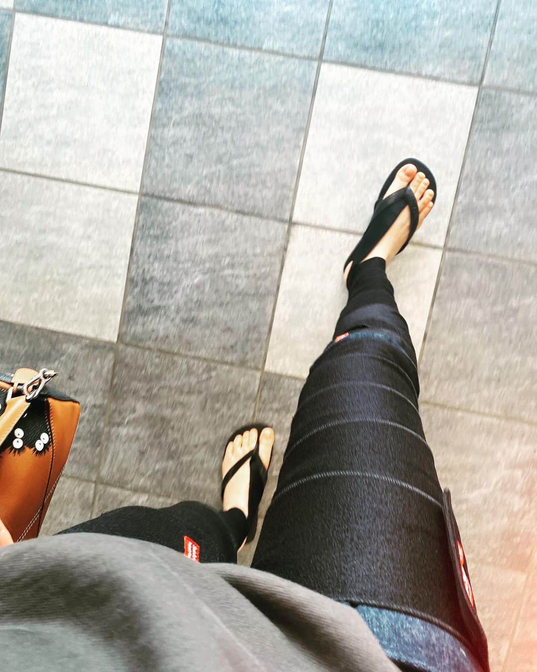 のインスタグラム：「🦶🦶  冷房がきいてるところにいると 気がつくと、 脚が冷えてしまうので 太くなる原因を少しでもこれで対策！！ ってことで 移動中は デニムの上からもバンテージ😗笑 （トレーニング中と車の中だけ） どうしてもデニムは好きだから履きたい。 維持できるかできないか 譲れない瀬戸際  先日nail careしてもらった @insta_uka_」