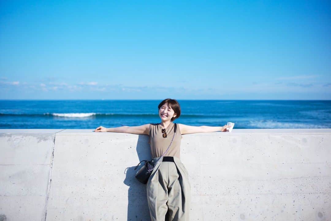おのののかのインスタグラム：「＊ 海がみたい〜🏖☀️  私は身長のわりに腕が短い。 座ってるところから立ち上がると え、デカ！と言われることも。 女性には"デカい"ではなく、 "スラッとしてるね"と言いましょう☺️✨笑  ちなみに夫は腕の長さ２m。 分けてくれ。🥺」