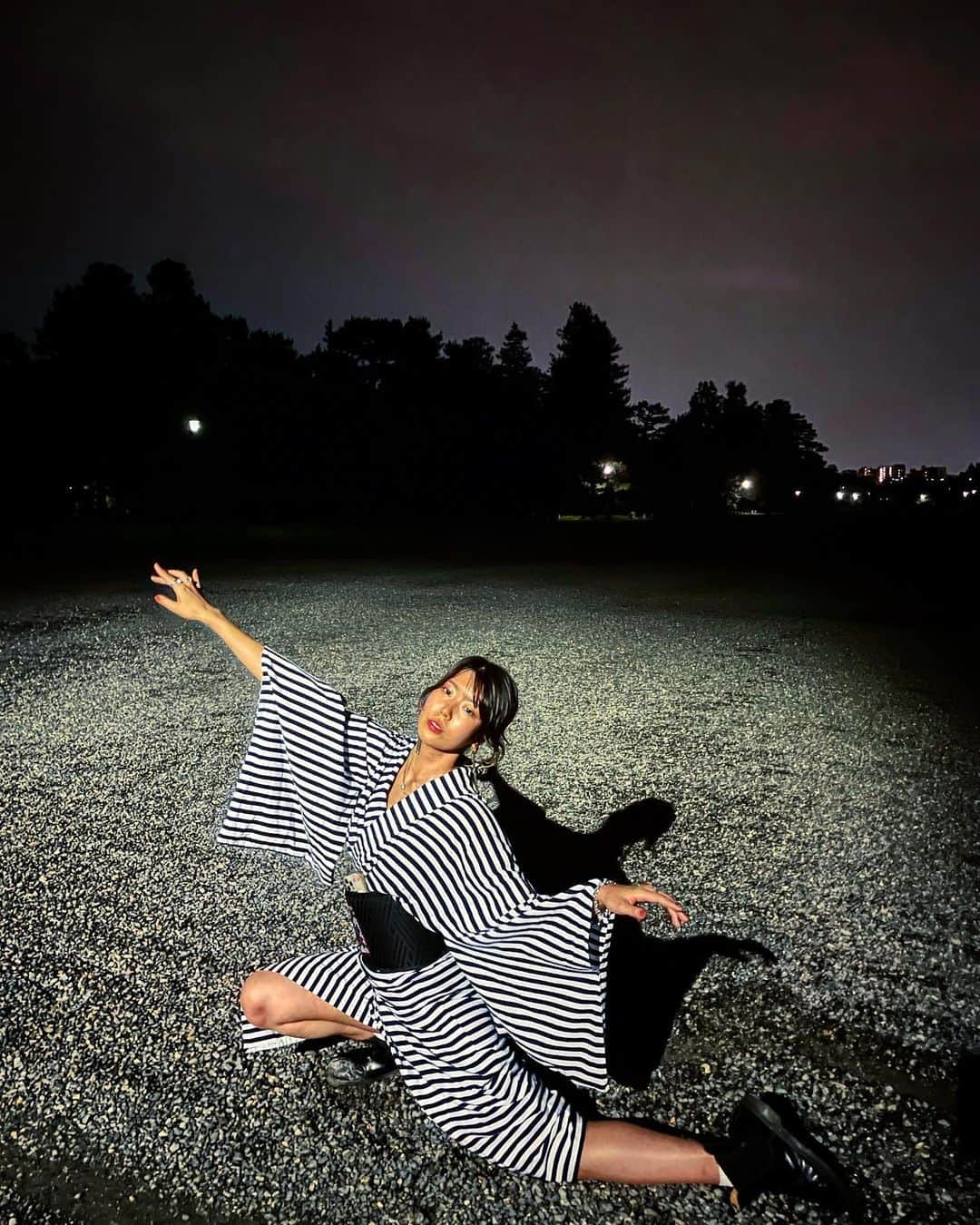 石橋穂乃香のインスタグラム：「🎴 I turned 32 today!!🔥🔥🔥 Thank you!!!!!!! Yay!!!!!!!!!!  この写真はyu arauchi @yuarauchi の「Sisei」を聴いていたら自然と舞ってしまっていた私。  日付の変わるいわゆるカウントダウンってやつは、優河 @__y_u_g_a__ の「夏の窓」を聴いて新しい一年を迎えました💓  今年も精進し、愛を振りまきたいと思います、どうぞ宜しくお願いします！🙏❤️」