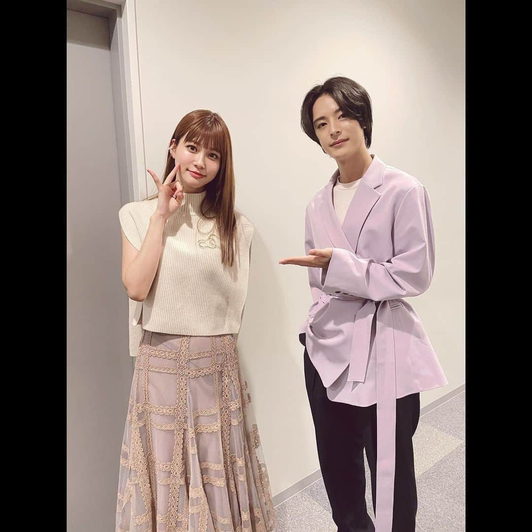 塩野瑛久さんのインスタグラム写真 - (塩野瑛久Instagram)「. 『土曜はナニする！？』 ご視聴いただいた方ありがとうございました。スタジオ出演者の方もスタッフさんもとても温かい空気で、収録していて楽しかったです。  同じくゲストの"めるる"こと生見愛瑠さんと撮っていただきました。 個人的にはジャイアンのモノマネを見たかったのですが流石にお願いできなかったです。  #土曜はナニする #生見愛瑠 #めるる #塩野瑛久」7月31日 12時35分 - akihisa_shiono_official