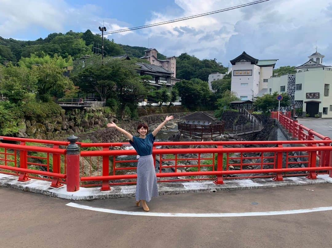 矢端名結さんのインスタグラム写真 - (矢端名結Instagram)「初めての修善寺。 逃げ恥の胸ムズシーンを生んだ修善寺😚 やはりコロナの影響で観光客が激減しているそうです。 落ち着いたらとても落ち着くところなので是非県外から遊びに来てください😊  仕事だったけど、観光した気分で楽しかったなー！ またプライベートで来ます♨️  #修善寺　#静岡　#伊豆 #逃げ恥　#縁結びの橋 #伊豆箱根鉄道」7月31日 12時47分 - miyu_yabata