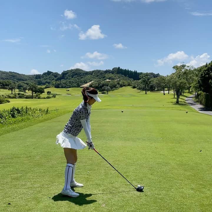乙幡紗紀のインスタグラム：「・ スカートヒラヒラショット🏌️‍♀️ 当たり悪いけどいいとこいった🙌笑笑 #ゴルフ#ゴルフ女子  #romaro #ロマロ  #golf#golfstagram #golfswing  #andperse #1piu1uguale3golf  #junandrope #taylormade」
