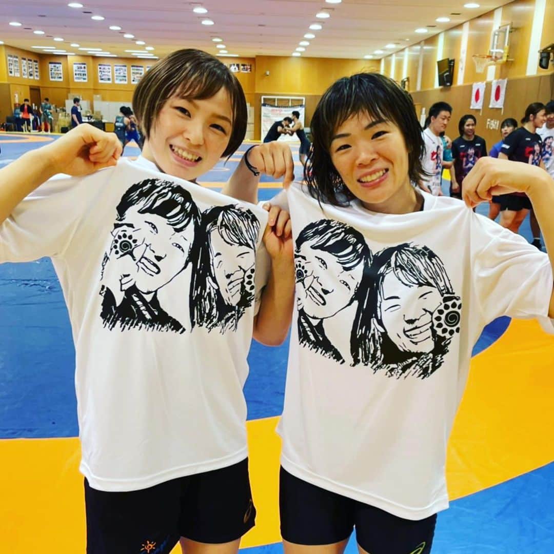 川井友香子のインスタグラム：「. 急にみんなこのTシャツ着だしたから びっくりした😳 (ゆうみさんが急遽、内緒で作ってくださってましたありがとうございます🙇🏻‍♀️✨) ジャパンビバレッジの 太陽マークも入ってて嬉しい ^ ^ 🔆 . ありがとうございました🥲🔥✨ . いよいよ8月🤼‍♀️💨」