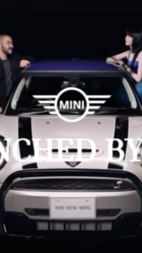 のインスタグラム：「新しくなったMINIを僕なりにローンチする動画が公開になりました💙 トモコイズミのシグネチャーのフリルを使ってマルチトーン・ルーフを表現した特別なドレスを平田カノンちゃん　@kanon_hirata_ に着てもらっているシーンもあるので、多くの人に観てもらえると嬉しいです☺️  @mini_japan  #MINIJapan #MINILaunchedBy #MINI3Door #平田カノン #マルチトーンルーフ」