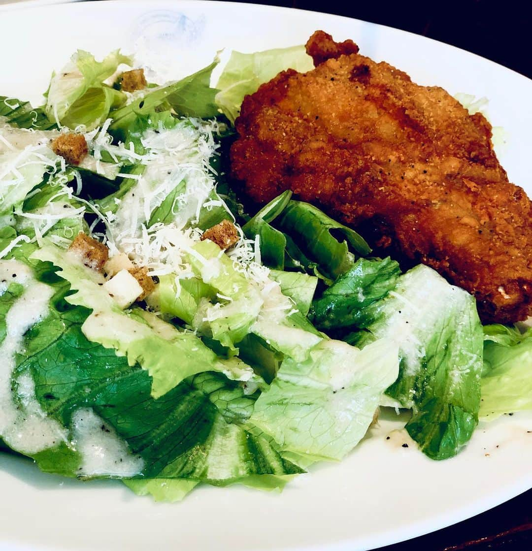 内田恭子さんのインスタグラム写真 - (内田恭子Instagram)「買い出しの後にさくっと。Weekend lunch. Fried chicken salad.  My favorite👍  #friedchickensalad #lunch #weekend #homeworks #内田恭子 #kyokouchida」7月31日 13時13分 - kyoko.uchida.official