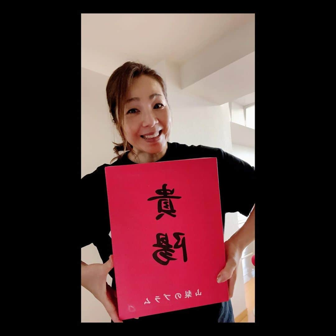 井上貴子さんのインスタグラム写真 - (井上貴子Instagram)「先日 マネージャー田口氏と 久々にランチしました。  そのときのギフト。  メルセデスベンツのキーホルダー。  そして高級なプラム。 めっちゃ美味しかった^ ^  いとちゃん（伊藤薫選手） も一緒でした。 いとちゃんからは ディズニーのお土産チーズボール。  可愛くて開けれない（笑）  そして親友マヒナたん❤︎ こんなおねえさんになっちゃって。  アタシがギフトした ぬりえとかきせかえとかを 一生懸命やっててかわゆん❤︎  短い時間だったけど とても癒されたわーーー^ ^  まだまだ感染者増えてますが 早く普通の生活に戻れますよーに。  誰に文句も言えないし 何を言ってもこの状況で仕方ない。 否定もなし！  だからなにも言わないで 毎週きちんと抗原検査して 必ず陰性という結果でいれるように 毎日毎時間気をつけるしか やれることはない。  それよりも やることがたくさんありすぎて  1分1秒ムダにできない。  Happyで^ ^  プロフィール画面に記載のURLより 通販サイト「神取屋」に飛べます^ ^  コロナ禍に携わる全てのお仕事の皆様。 心から感謝しています。 引き続き油断せずお気をつけてお過ごし下さいませ。 #井上貴子  #LLPWX #女子プロレス #紅緒と柊音 #トイプードル #伊藤薫 #めしくい亭 #ディズニーランドお土産 #メルセデスベンツ #プラム #www.instagram.com/llpwxofficial #llpwxインスタあります #LLPWXYouTube再開です #チャンネル登録お願い致します #カンドリーチキンカレー売れてます #神取テレビチャンネル登録お願いします #LLPWX通販サイト神取屋 #Twitterも見てね #感謝 #STOPCOVID19」7月31日 13時25分 - takaco_inoue