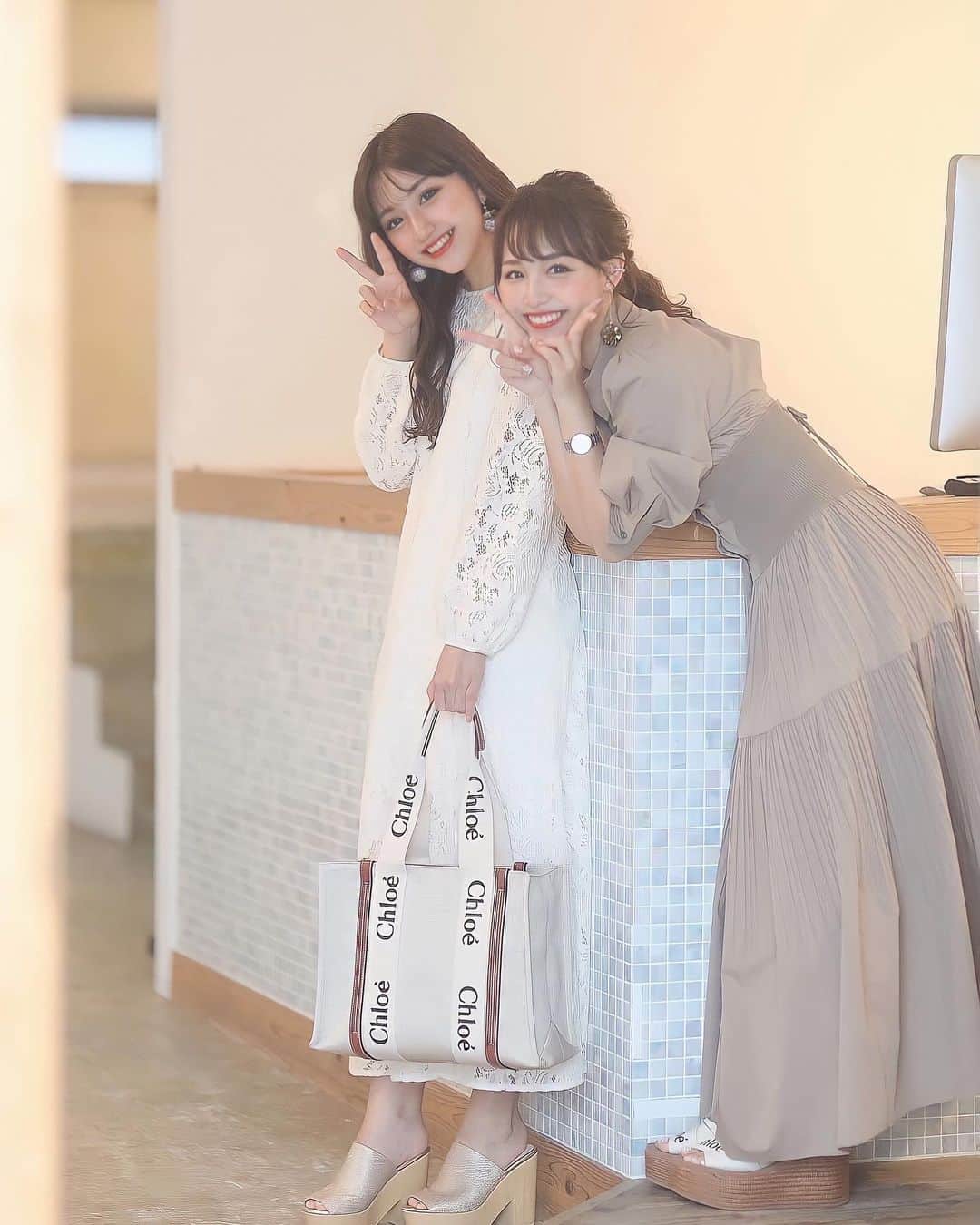 のインスタグラム：「⋆ 姉妹撮影のオフショット📸🤍 2人でいるとふざけちゃう笑  @itsnap_app ありがとうございます😊  #ootd #fashion #instafood #instagram  #hairstyle #outfit #code #instafashion  #ファッション #撮影 #ヘアスタイル #ヘア  #コーディネート #コーデ #今日の服」