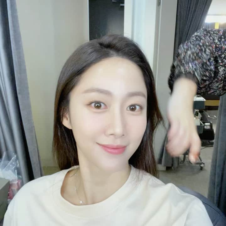チョン・ヘビンのインスタグラム：「여름 메이컵 마무리는  뽀송하게  #얼찍」