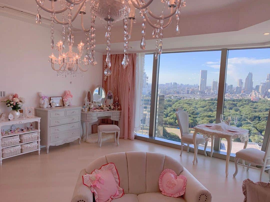 Chikako千佳子さんのインスタグラム写真 - (Chikako千佳子Instagram)「My Room 💓 最近引っ越しした新居に❣️ #myroom  #livingroom」7月31日 14時17分 - cindychikako