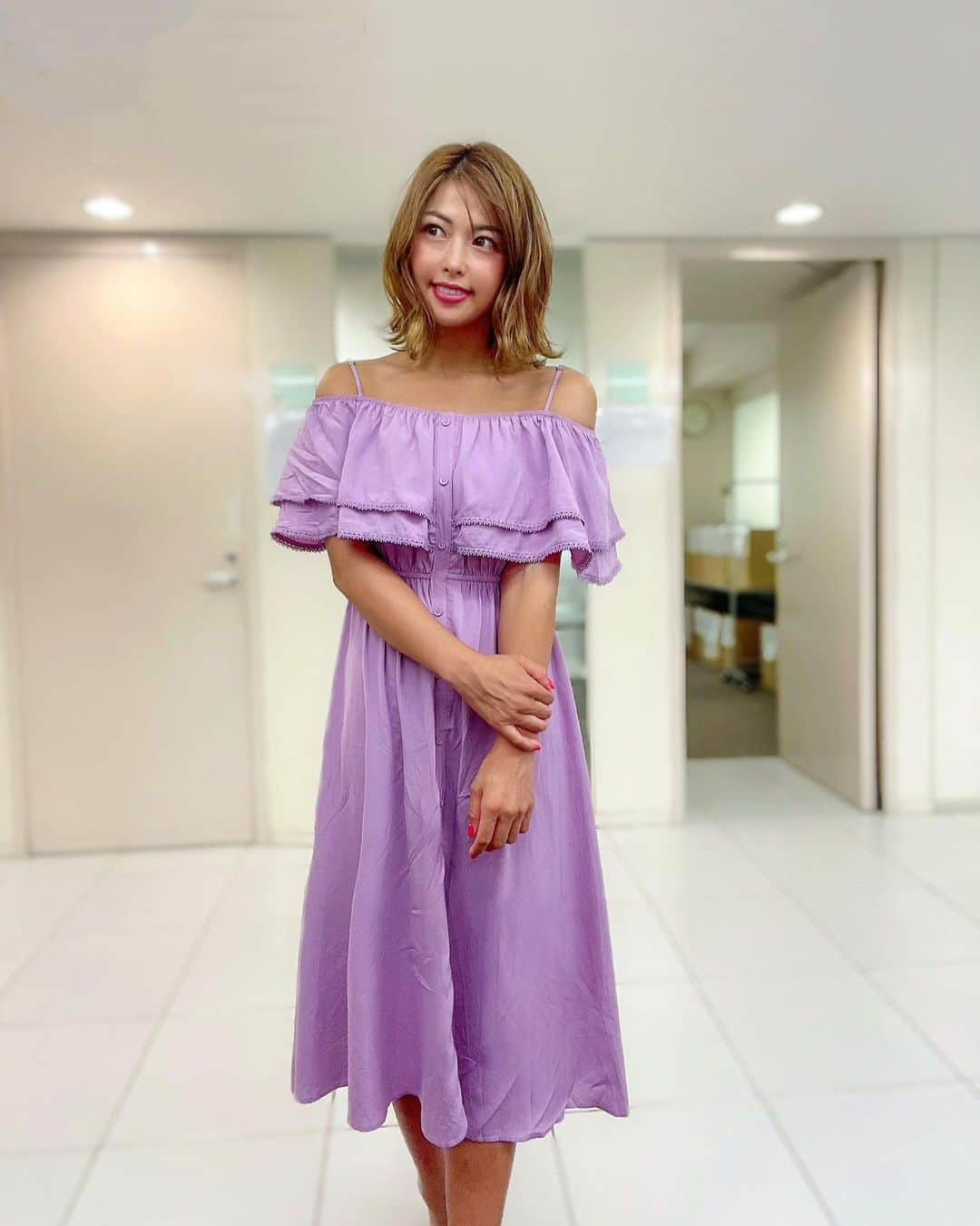 あおい夏海さんのインスタグラム写真 - (あおい夏海Instagram)「こんにちは！ 最近よく私服みたいとDMとか頂くので 久しぶりに私服のせてみたよ✨ ワンピース @valmuer_official   夏の福袋に入ってた！😆 一枚でサラッと着れて楽だしめっちゃ可愛い❤️ 普段自分でパープル系選ばないから、たまには新鮮で良き😍💓 夏服好き🥰 パープル系も小麦肌似合う🎵✨ たまにはこんな色どうですかーー？😋  @valmuer_snap  #Valmuer #valmuer_official  #私服  #ワンピース  #パープルコーデ  #夏コーデ  #夏服 #あおい夏海 #表参道  #夏の福袋 #オフショルダー  #オフショル  #お出かけコーデ  #アラサーコーデ #夏服コーデ  #夏カラー  #アラサー女子」7月31日 14時54分 - natsumi.aoi