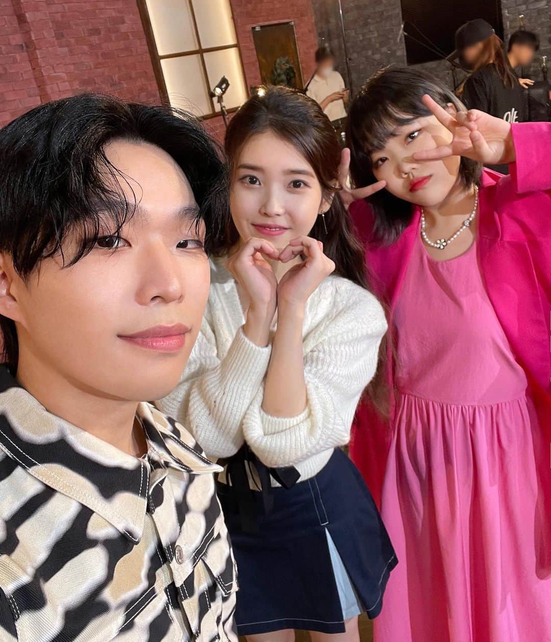 スヒョンのインスタグラム：「너무너무 고마운 지으니언니💜  아이유의 팔레트 보러갑시다😎」