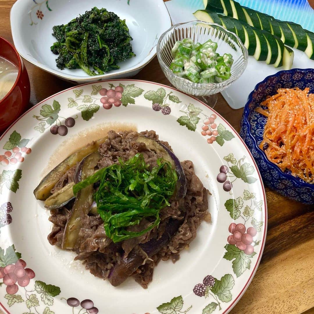 のインスタグラム：「ナスと牛肉の味噌炒め。 セリーヌ農園の大葉をたっぷり乗せて＾＾  #おうちごはん #夕食  #野菜たっぷり  #ヘルシーメニュー  #インナービューティー  #時間割美容  #六車奈々   #japanesefood #dinner #healthyfood #yammy」