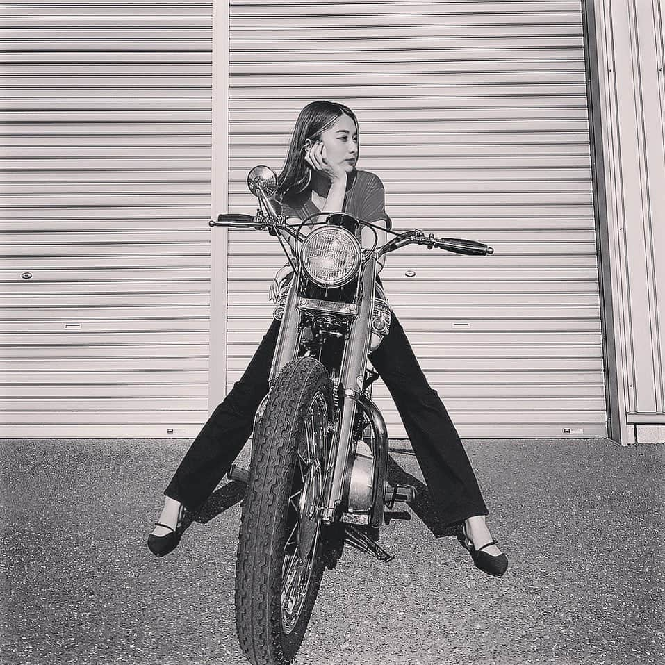 青野美沙稀さんのインスタグラム写真 - (青野美沙稀Instagram)「毎日楽しく生きようぜい〜🏍❤️‍🔥 ⁡  #bikegirl #トラ女子 #triumphgirl #バイク乗り #バイク女子部 #トライアンフ #トライアンフ女子  #バイク #バイク女子 #bike #bikegirls #triumph #カフェレーサー #caferacer #イギリス #england #ロッカーズ #ハートのエース #rockers #acecafe #tiger90 #thebiscats #biscats #ビスキャッツ」7月27日 18時48分 - misaki_aono