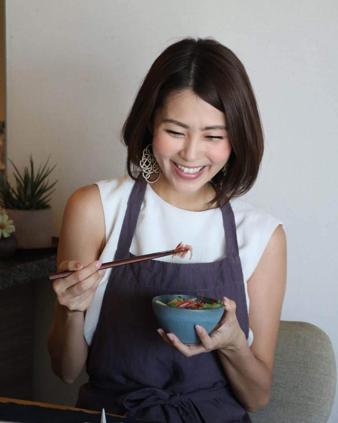 坂元美香さんのインスタグラム写真 - (坂元美香Instagram)「じゃん♪ 今日のおひるごはんは、  初の生桜えび丼！でした。  実は今まで食べたことなかったの。 こんな美味しいものがあったとは！ 逆に何で今まで食べたことなかったんだろう… 不思議🤔  生桜えびは冷凍で届きました。 食堂さくらやの名物「生桜えび丼」を 自宅でも楽しめるとのことで、 さすぼし蒲鉾株式会社さんが 送ってくださったのです。  週末には届いていたのですが、 どんな風に盛り付けるのか土日で研究して、 今日ついに！😋  と言っても、タレ付きなので 用意するのは一緒に乗せる薬味のみ😅  食べる直前に冷凍庫から出して 付属のタレ（常温）をかけて ほぐしてご飯に乗せるだけ。 今回は実に簡単！🤣  冷凍なのにすごく綺麗な桜色なのは CAS冷凍という技術で獲れたての桜えびを 冬眠冷凍状態にさせてるからなんだって😯 冬眠…🤔💭🦐❄️😪  いやぁ美味しかったぁ〜👏 生桜えびって甘いのね！！ こんな美味しいとは知らなかった。  それにしても、本場の食堂さくらやが めちゃくちゃ気になるー！笑 こんな時期だから今は簡単に行けないけど いつか絶対行こう✊  #さすぼし蒲鉾 #生桜えび丼 #生桜えび  #食堂さくら屋 #食堂さくらや #駿河湾 #桜えび #CAS冷凍 #いただきます #うっひっひ」7月27日 18時51分 - mika_saka