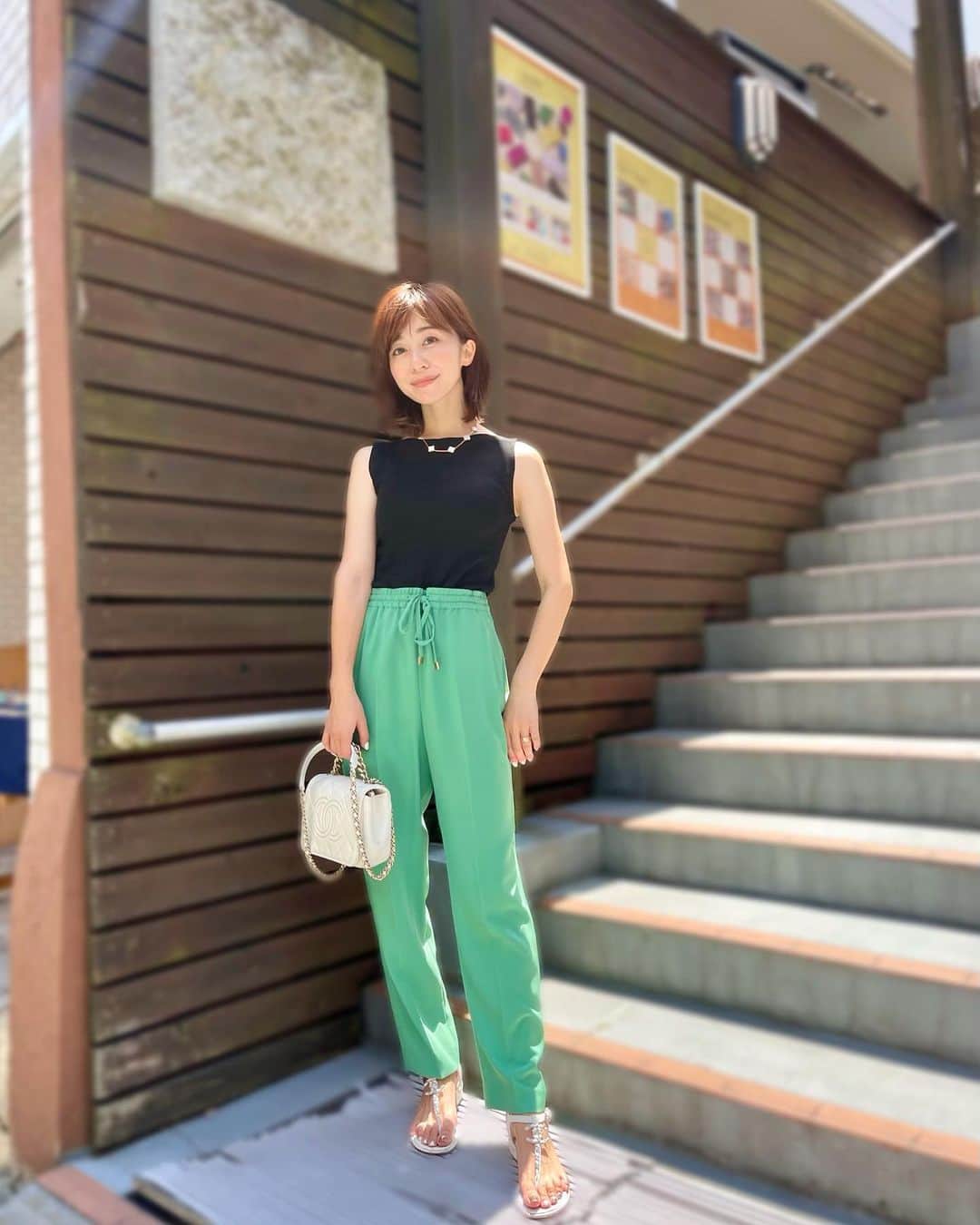 のインスタグラム：「・ 髪が伸びてきたので もう少し切ろうか悩み中...😀❤️ 切り始めると止まらない🤣 とりあえずハイライト入れようかな。 (ほんと飽きやすくて困る😅w)  👕 @dholic_official  👖 @diagramofficial  👜👡 @chanelofficial   #153cmコーデ #おちびコーデ #おちびの輪 #Sサイズコーデ #ままコーデ #ママコーデ #ママライフ #2020年ベビー #女の子ママ #女の子ベビー」