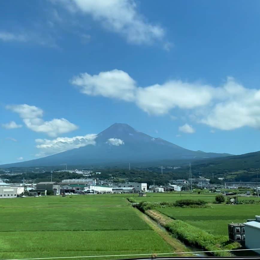 菊池桃子さんのインスタグラム写真 - (菊池桃子Instagram)「*  富士山と、空の青、田の緑が 美しかった東海道新幹線からの風景です。  遠くに行く機会が減ったので 久しぶりに眼に飛び込んできた 鮮やかな景色が心に沁みました。✨  #7月中旬 #スマホアルバム #久しぶりの地方出張でした」7月27日 19時00分 - momoko_kikuchi_official